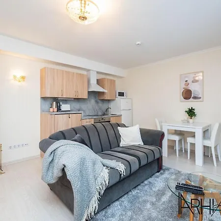 Apartment Make Uptown