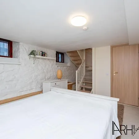 Apartment Make Uptown